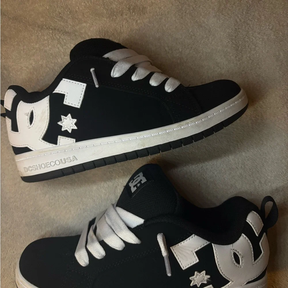 DC Black and White Skate Sneakers Classic Design - Picture 2 of 3